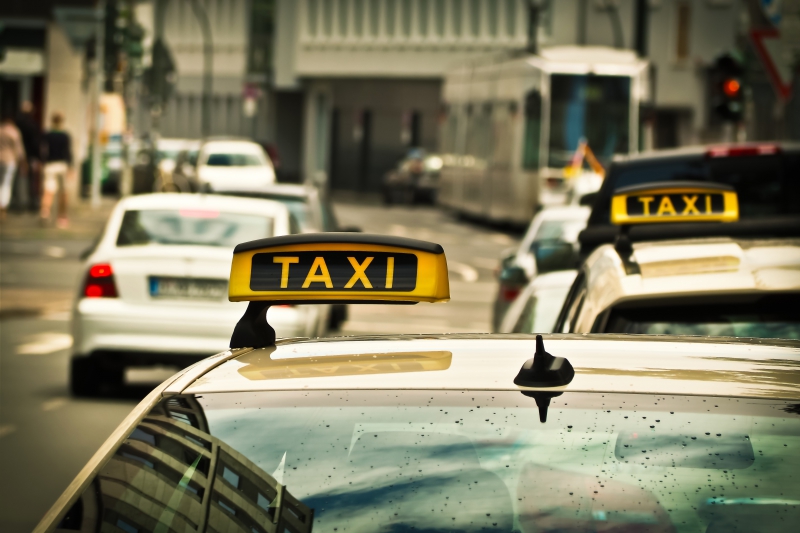 taxis-PIERREFEU DU VAR-min_road-traffic-car-glass-driving-city-583084-pxhere.com