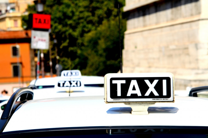 taxis-PIERREFEU DU VAR-min_taxi_auto_rome_road_white-1051610